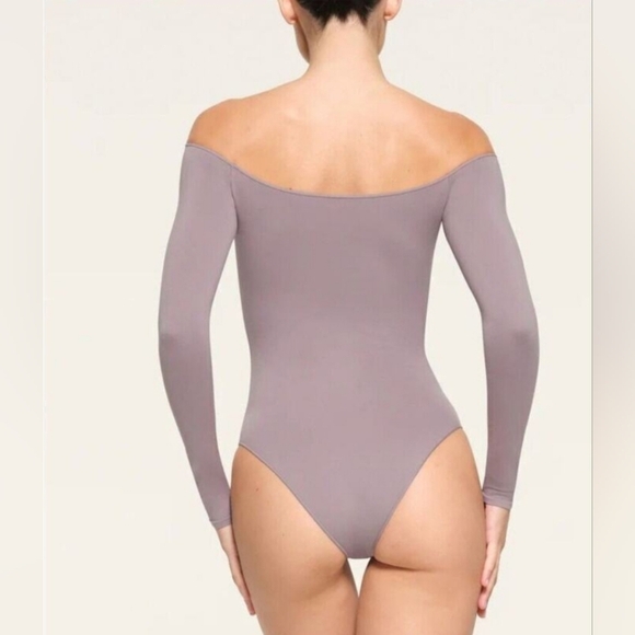 SKIMS ESSENTIAL OFF THE SHOULDER BODYSUIT Top Shirt Zinc Small Medium NWT - Picture 3 of 6